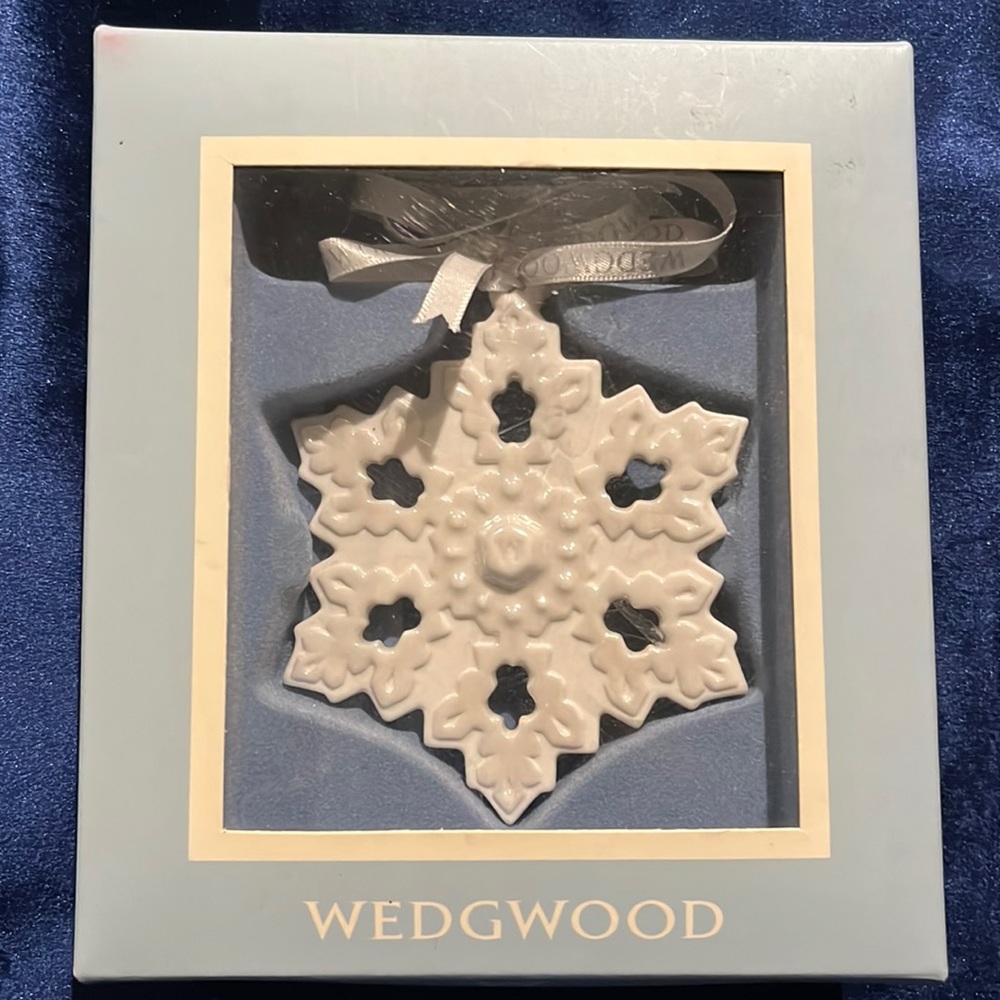 Wedgwood 2007 Snowflake Ornament in original box w/ Signature Ribbon